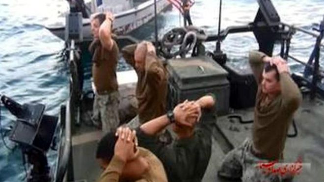 الصور التي نشرها التلفزيون الايراني لاستسلام البحارة الامريكيين